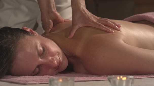 Fechar Mulher Muito Jovem Desfrutando Enquanto Relaxa Massagem Tailandesa Terapêutica — Vídeo de Stock