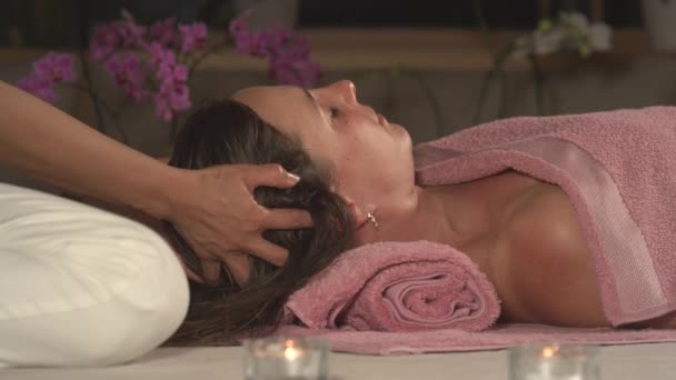 Ukončení Mladá Žena Dostává Relaxační Masáž Hlavy Wellness Salonu Žena — Stock video