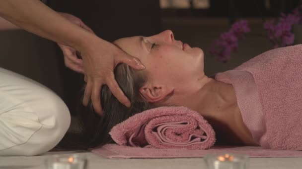 Fechar Mulher Bonita Desfrutando Relaxante Massagem Cabeça Com Olhos Fechados — Vídeo de Stock