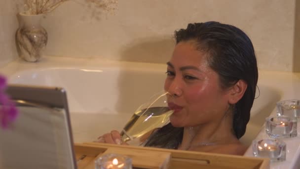 Dáma Pěnové Lázni Popíjí Sklenici Šampaňského Online Romantickém Rande Krásná — Stock video