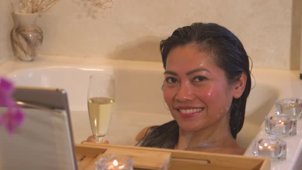 Güzel Filipinli Bayan Elinde Şampanya Bardağıyla Köpük Banyosunun Keyfini Çıkarıyor — Stok video