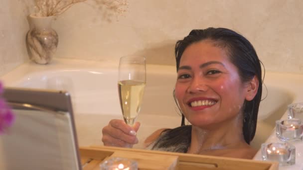 Prachtige Filippijnse Vrouw Bubbelbad Die Een Glas Champagne Drinkt Mooie — Stockvideo