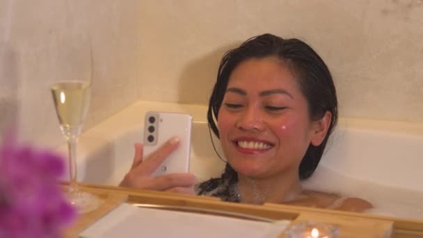 Zamknij Atrakcyjna Młoda Kobieta Kąpieli Bąbelkami Mająca Wideo Czat Pośrednictwem — Wideo stockowe