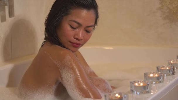Güzel Bir Kadın Köpüklü Bir Banyo Yaparken Kendini Yıkıyor Temizliyor — Stok video