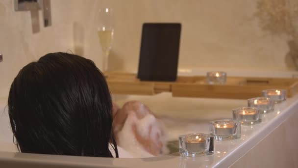 Mladá Tmavovlasá Žena Odpočívající Bublinkové Koupeli Uvolňujícím Prostředí Zadní Pohled — Stock video