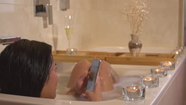 Banyoda Sırılsıklam Sırılsıklam Yatarken Cep Telefonlu Genç Bir Bayanın Dikiz — Stok video