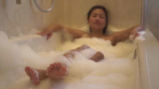 Mooie Aziatische Vrouw Ontspannen Terwijl Liggend Een Bubbelbad Thuis Badkamer — Stockvideo