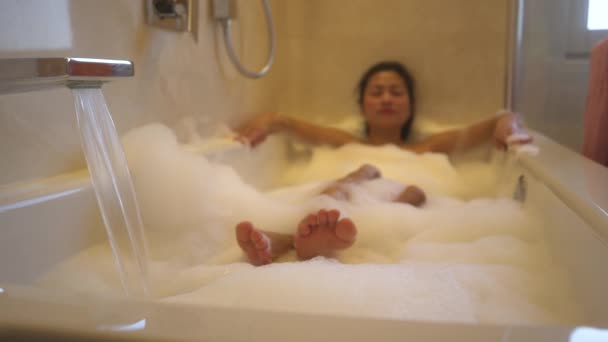 Musluktan Banyoya Akan Köpük Dolu Küvette Dinlenen Genç Bayan Günün — Stok video