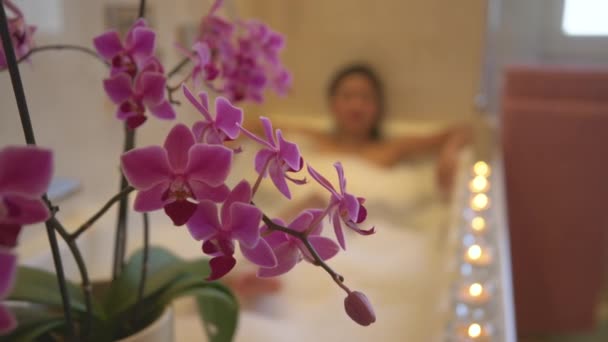 Güzel Açan Mor Orkide Çiçeği Arka Planda Kabarcıklı Banyoda Dinlenen — Stok video