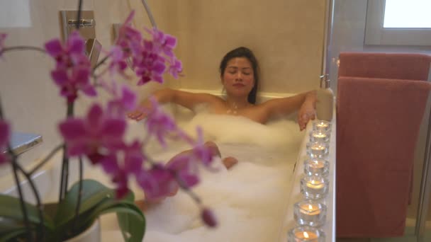Krásná Kvetoucí Orchidej Pěknou Mladou Dámou Odpočívající Krásné Bublinkové Koupeli — Stock video