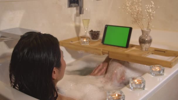 Pěkná Dáma Sedí Bublinkové Koupeli Chatuje Prostřednictvím Online Videohovoru Krásná — Stock video