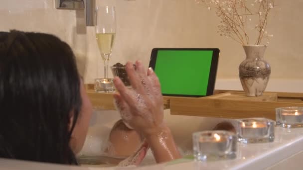 Güzel Bayan Köpük Banyosu Yaparken Internette Görüntülü Konuşma Yapıyor Güzel — Stok video