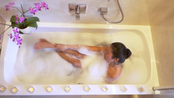Atrakcyjna Młoda Kobieta Biorąca Kąpiel Bąbelkami Oczyszczająca Nogi Piękna Filipinka — Wideo stockowe