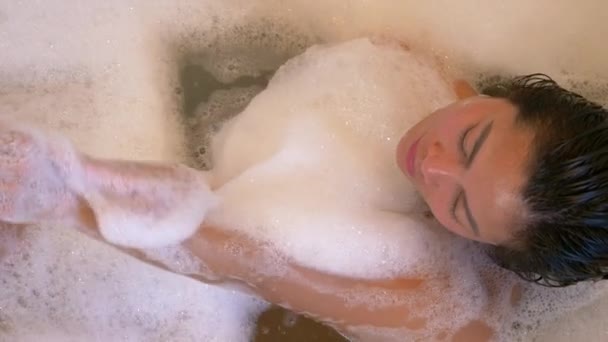 漂亮的女士喜欢泡泡浴和洗胳膊 美丽的菲律宾女士在充满泡沫的浴缸里洗澡 一天结束后的放松时间和温泉治疗 — 图库视频影像