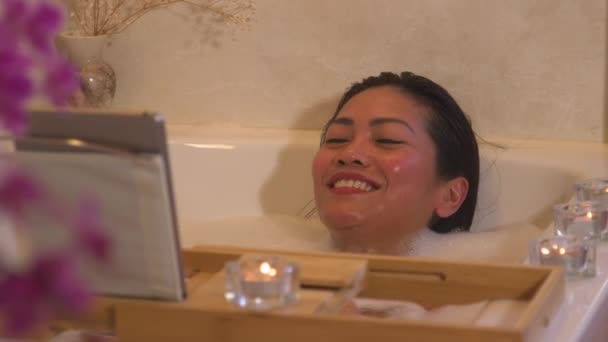 Zamknij Atrakcyjna Filipinka Kąpieli Bąbelkami Rozmawiająca Przez Czat Wideo Młoda — Wideo stockowe