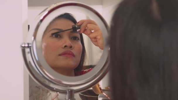 Fechar Mulher Filipina Bonita Espelho Reflexão Aplicando Rímel Preto Jovem — Vídeo de Stock
