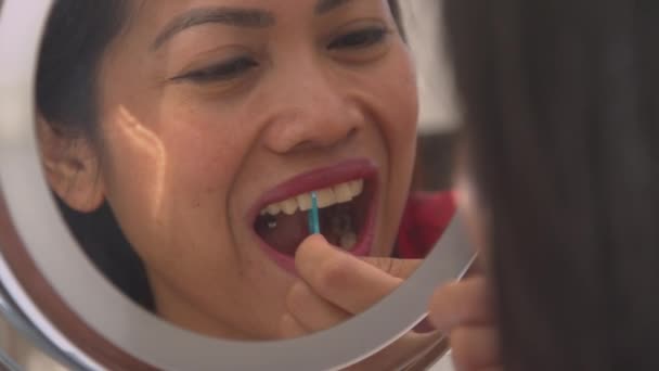 Close Mirror Reflection Woman Flossing Her Teeth Tartar Prevention Beautiful — Stock Video