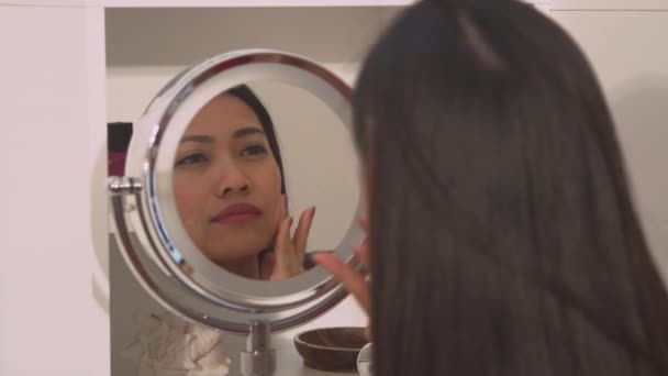 Uzavřete Odraz Krásné Mladé Ženy Provádějící Aging Masáž Obličeje Krásná — Stock video
