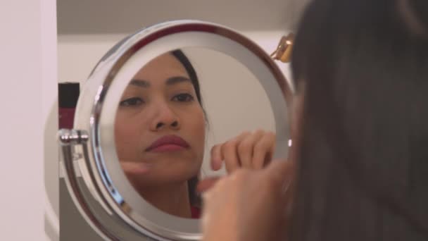 年轻女子自我按摩漂亮脸庞的镜像反射 漂亮的女人在放松面部肌肉的治疗过程中 接受面部美容治疗的女性 — 图库视频影像