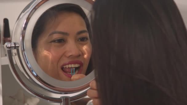 Zamknij Się Widok Pięknej Kobiety Lustrze Kosmetycznym Nici Dentystycznej Jej — Wideo stockowe