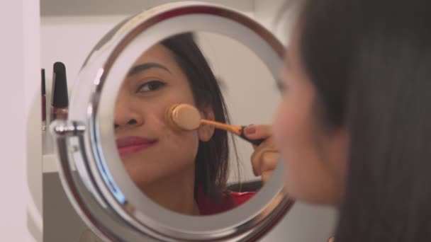 Makyaj Için Başvuran Güzel Genç Bir Kadının Ayna Yansıması Yüzü — Stok video