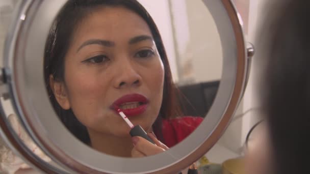 Close Schöne Frau Die Lipgloss Aufträgt Und Mit Ihrem Make — Stockvideo