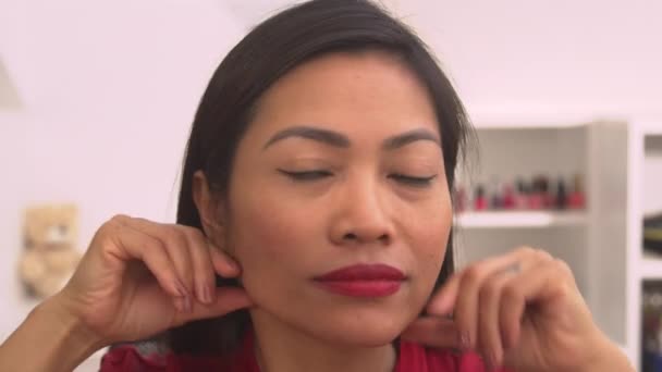 Portrait Kopfschuss Einer Schönen Asiatin Die Sich Mit Gesichtsmassage Behandelt — Stockvideo