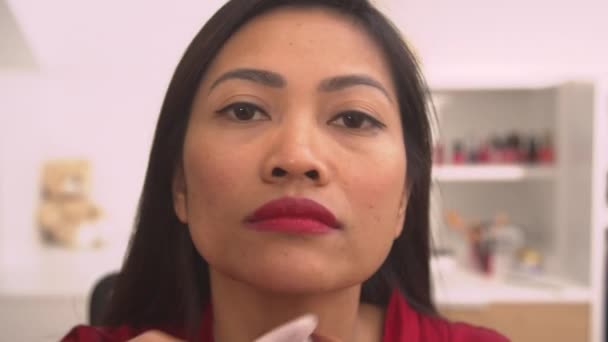 Portrait 若い女性自身がヒスイのスクレーパーで彼女の顔をマッサージのビューを閉じますアンチエイジングマッサージや顔の筋肉救済治療を若返らせるためにGua社スクレーパーを使用して美しいアジアの女性 — ストック動画