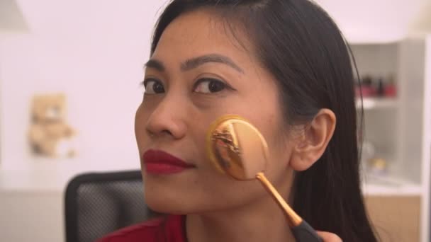 Portrait Jovencita Alegre Que Complace Después Terminar Aplicar Maquillaje Mujer — Vídeos de Stock
