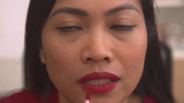 Portrait Atractiva Mujer Filipina Que Aplica Vívido Brillo Labial Rojo — Vídeo de stock