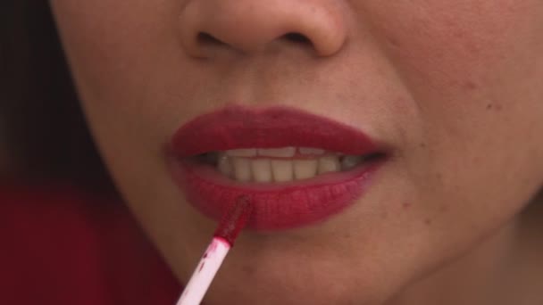 Close Detailaufnahme Einer Jungen Frau Die Ihren Lippen Roten Lipgloss — Stockvideo