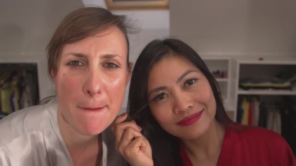 Close Две Красивые Женщины Использующие Косметику Нанесения Макияжа Белая Азиатка — стоковое видео