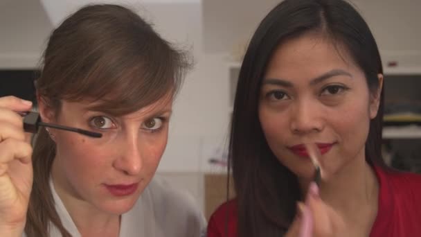 Dvě Dámy Které Používají Make Připravují Dámskou Jízdu Asijská Běloška — Stock video