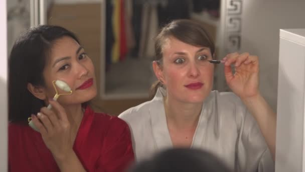 Cerrar Vista Detallada Las Mujeres Hermosas Que Aplican Maquillaje Reflexión — Vídeos de Stock