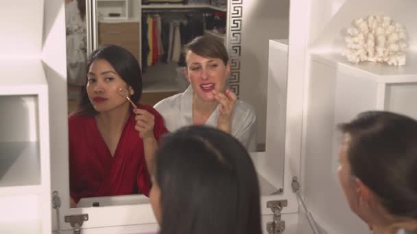 Close Αντανάκλαση Καθρέφτη Δύο Ελκυστικές Κυρίες Εφαρμογή Μακιγιάζ Τους Ματιά — Αρχείο Βίντεο