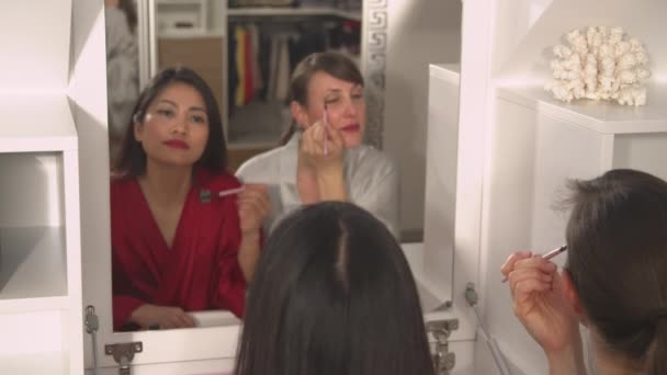 Cerrar Atractivas Mujeres Jóvenes Preparando Maquillaje Frente Espejo Hermosas Damas — Vídeo de stock