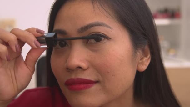Close Nahaufnahme Einer Hübschen Philippinischen Dame Die Mascara Pinsel Für — Stockvideo