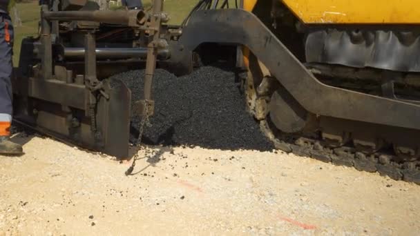 Ağır Kaldırım Makineleri Ezilmiş Kayaların Üzerine Taze Siyah Asfalt Döküyor — Stok video