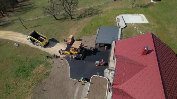 Aerial Grupa Robotników Budowlanych Układających Beton Asfaltowy Podwórzu Drodze Mężczyźni — Wideo stockowe