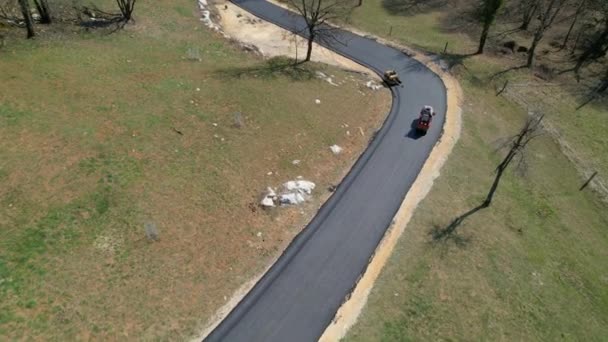 Asphalt Roller Meratakan Permukaan Saat Mengemudi Jalan Yang Baru Diaspal — Stok Video