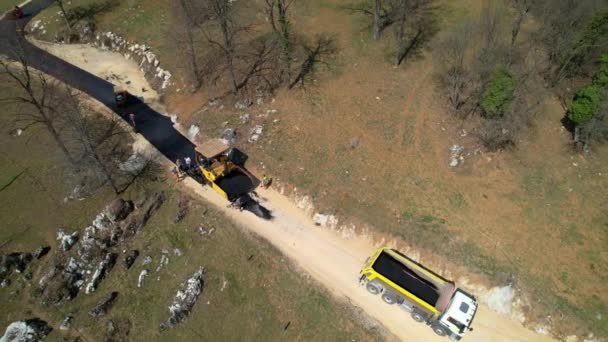 Aerial Wegenwerkers Bouwplaats Tijdens Het Leggen Van Vers Asfalt Weg — Stockvideo
