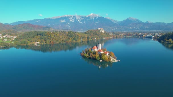 空中湖秋には山の背景と小さな島の教会があります 秋の季節の美しい色で魅力的な世界的に有名な旅行先 スロベニアのアイキャンディーの信じられないほどの景色 — ストック動画