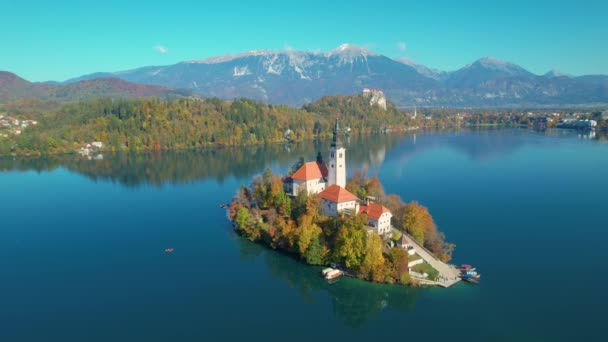 Aerial Ilha Pitoresca Com Igreja Meio Lago Bled Temporada Outono — Vídeo de Stock