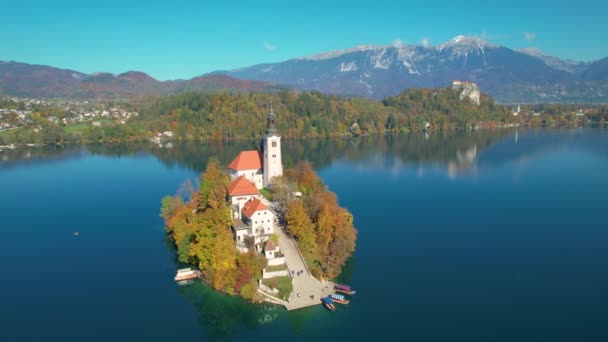 Gölün Ortasındaki Küçük Adada Bulunan Aerial Güzel Kilise Sonbahar Renklerinde — Stok video