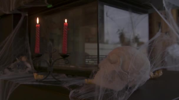 Close Fehér Koponya Becsomagolva Pókhálóba Részeként Kísérteties Halloween Dekoráció Rejtélyes — Stock videók