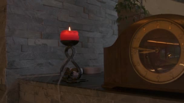 作为万圣节装饰的一部分 燃着红色的蜡烛和一个古老的时钟 10月的传统节日装饰神秘的家 秋节假期里鬼鬼祟祟的房子气氛 — 图库视频影像