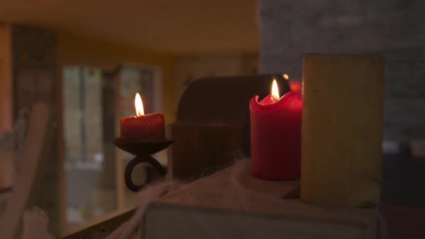 红色燃烧的蜡烛和布满蜘蛛网的旧书 以营造万圣节的气氛 10月庆祝传统秋节假期的神秘而恐怖的室内装饰的详细视图 — 图库视频影像