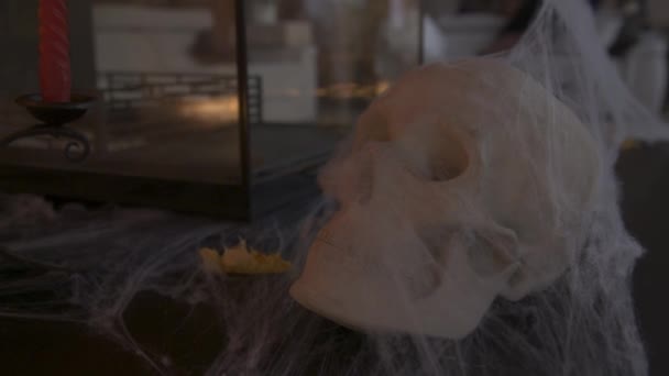 Close Craniu Acoperit Pânze Păianjen Lumânări Aprinse Decorațiuni Halloween Decor — Videoclip de stoc