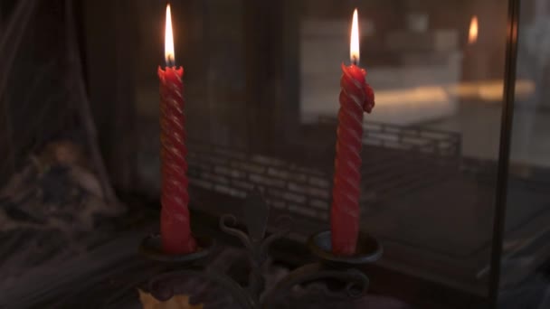 蜡烛和骷髅覆盖在蜘蛛网上 制造了一个鬼屋的感觉 喜庆气氛中令人毛骨悚然的家庭室内装饰和10月庆祝传统的秋节假期 — 图库视频影像