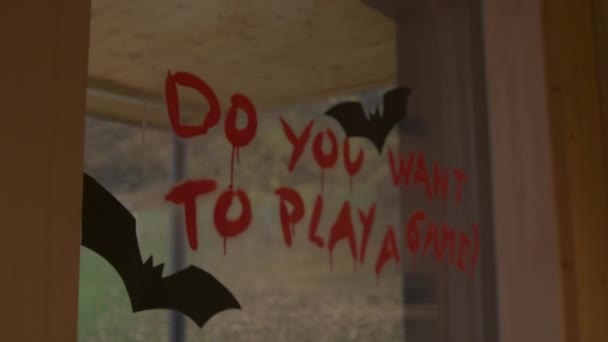 Închide Sânge Înfricoșător Scris Legendă Lilieci Zburătoare Decor Fereastră Halloween — Videoclip de stoc
